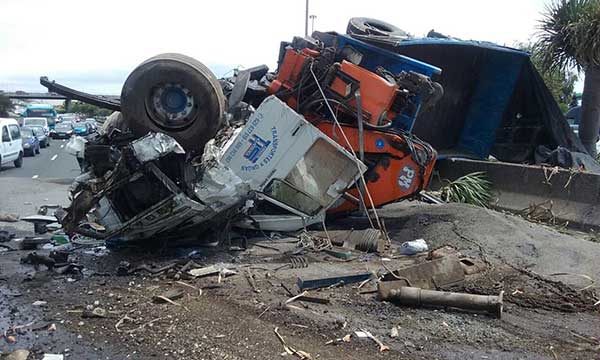 Un camión volcado hace cerrar la GC-1 y provoca grandes retenciones Un camión volcado hace cerrar la GC-1 y provoca grandes retenciones