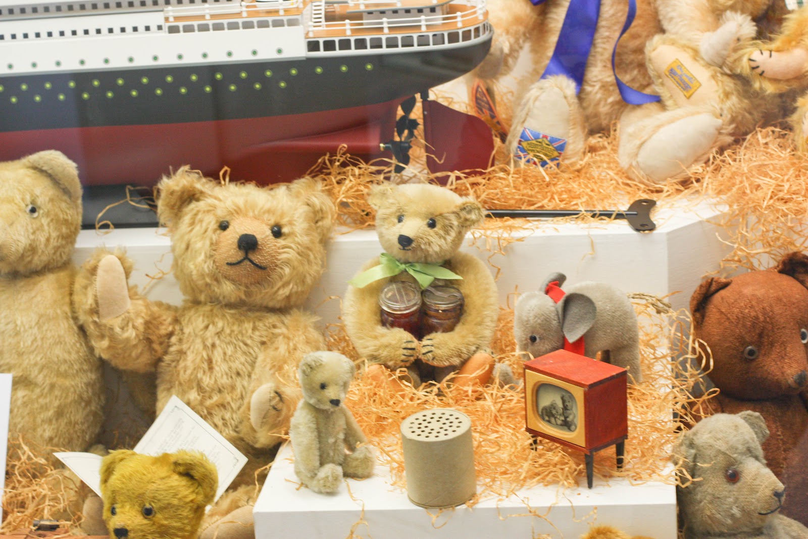 выставка советских новогодних игрушек. экспозиция игрушек. галерея игрушек. советские куклы магазин игрушек. ярмарка игрушек.