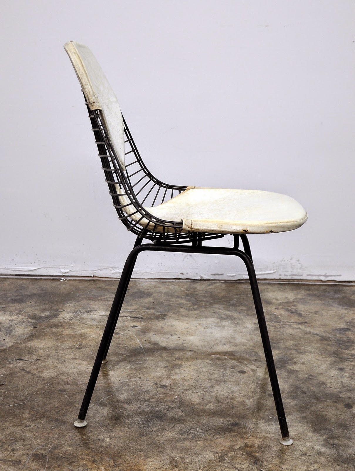 SELECT MODERN Charles & Ray Eames Bikini Wire Chair
