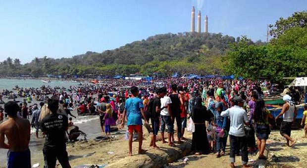 Kawasan Pantai Anyer Dipadati Wisatawan