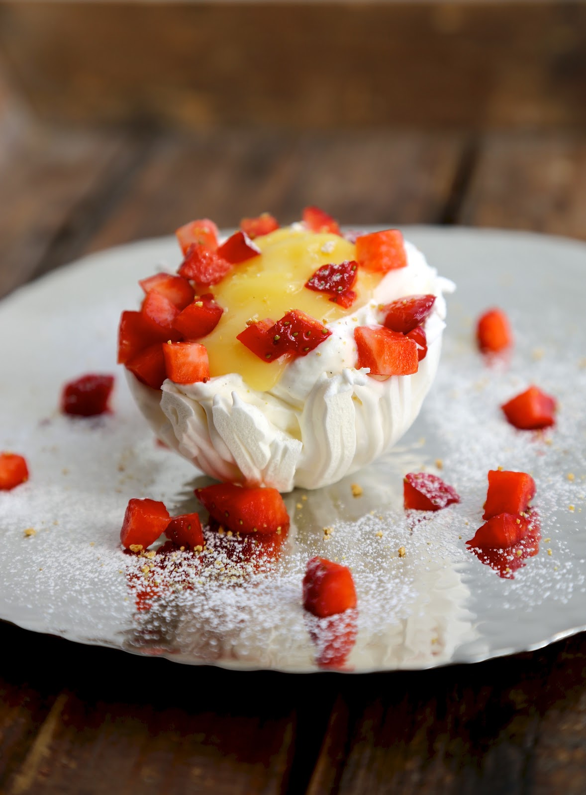 Petit nid meringué pour Pâques au curd de bergamote et aux fraises On