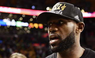 LeBron James of Cleveland Cavaliers salutes NFL's response to Donald Trump comments