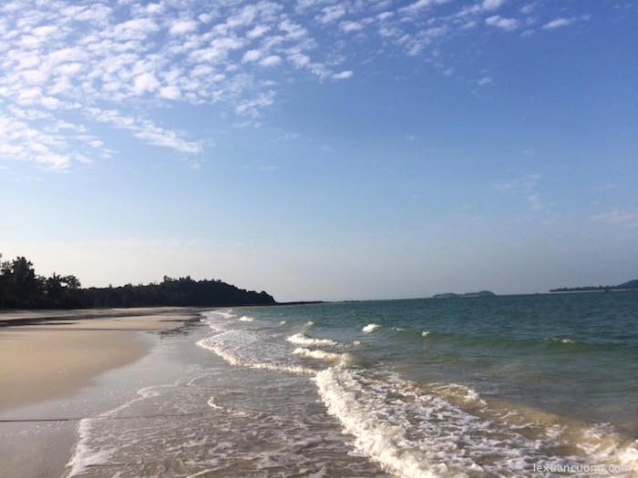 Bãi biển Hồng Vàn trên đảo Cô Tô rất đẹp và vắng khách mùa thấp điểm.
