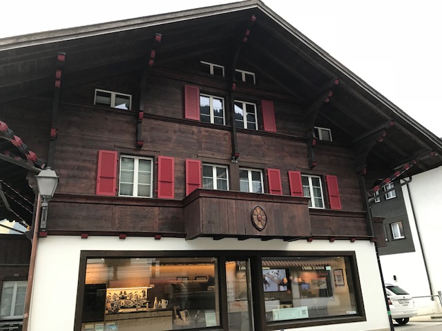スイス・アデルボーデンのメイン広場にあるレストラン
