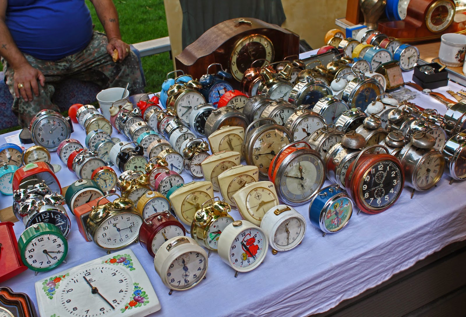 продавец на блошином рынке. вернисаж в измайлово блошиный рынок. часы с блошиного рынка. блошиный рынок часов. блошиный рынок часов.
