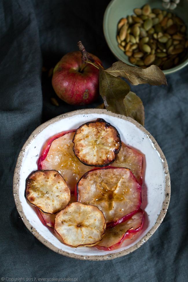 kremowa zupa dyniowa z pieczonym jabłkiem i pestkami dyni
