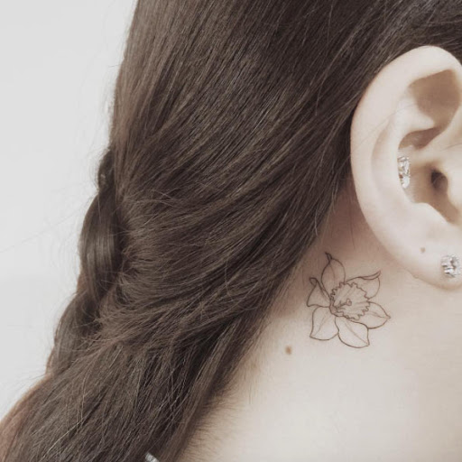 Este adorável floral atrás da orelha tatuagem