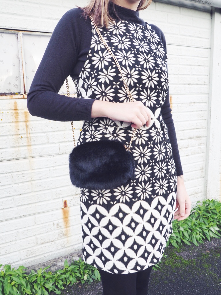 topshop, sixtiesflorals, blackandwhitedress, wiw, whatimwearing, asseenonme, fbloggers, fashionbloggers, fluffybag, primark, chelseaboots, asos, ootd, outfitoftheday, lotd, lookoftheday