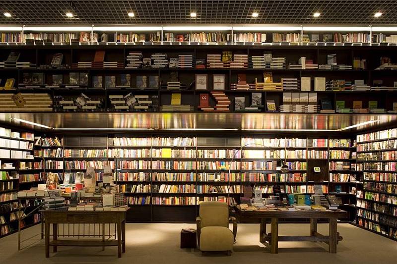 Книжный магазин архитектура. Livraria da Vila. Книжный магазин Livraria Lello. Книжный магазин дизайн. Bookstore очень красиво.