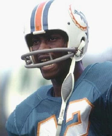 MIAMI, FL - CIRCA 1970's: Wide receiver Paul Warfield of the Miami