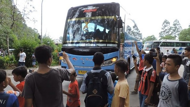 Waow `Om Telolet Om` Sudah Mendunia, Lihat Postingan Konyol Para DJ Dunia ini Waow `Om Telolet Om` Sudah Mendunia, Lihat Postingan Konyol Para DJ Dunia ini
