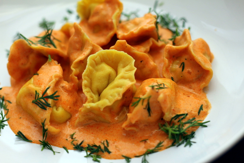 Cappelletti mit Lachs und Lakritztagetes in Noilly Prat-Tomaten-Sauce | Arthurs Tochter Kocht by Astrid Paul