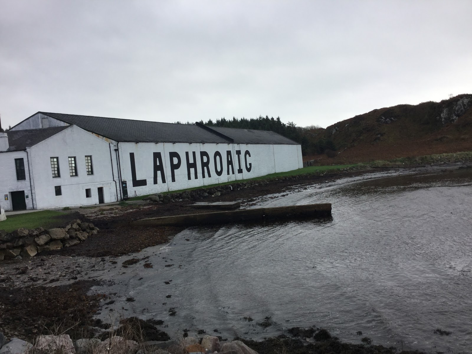 アイラ島蒸留所めぐりから始めたウイスキー酒行ブログ ラフロイグ蒸留所 Laphroaig distillery ～ 蒸留所訪問記録