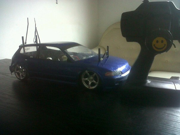 RC CAR MANIA PICTURE - Side Of Girl