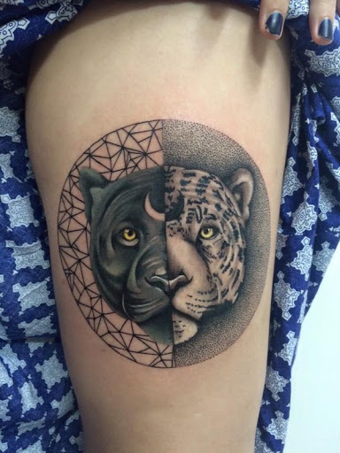 Leopard Yin Yang tatuagem. Grande gatos podem tomar parte na Yin Yang tatuagens bem neste tatuagem preto e laranja manchado leopardos são colocados ao lado uns dos outros para formar um símbolo do Yin Yang.