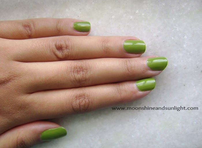 Maybelline Colorshow nail polish in Mint Mojito review and swatch