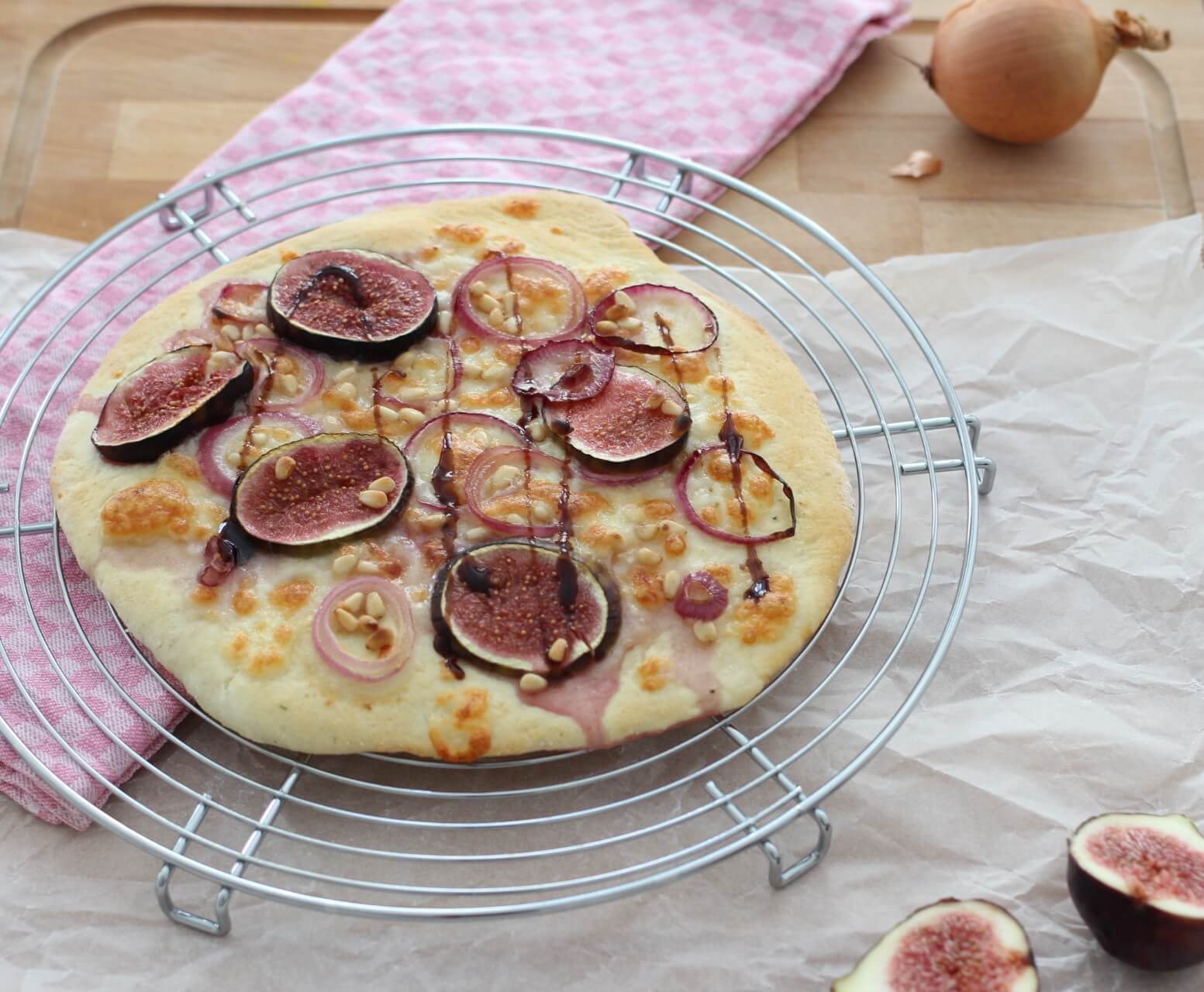 HOME OF HAPPY: HERBSTLICHE PIZZA BIANCA MIT FEIGEN UND KARAMELLISIERTEN ...