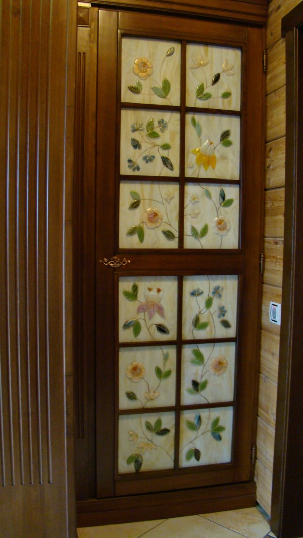 Дверные вставки с фьюзингом и росписью золотой краской