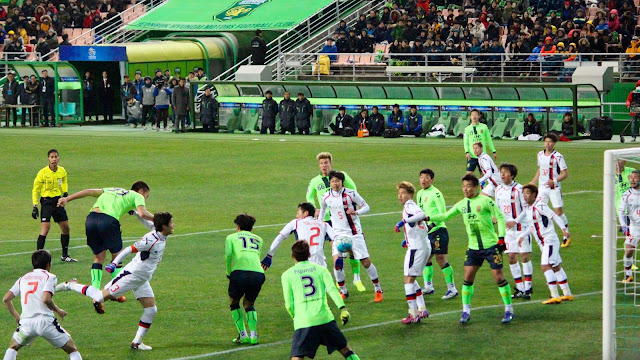 Looming large: Jeonbuk Hyundai Motors player Kim Shin Wook's aerial prowess could prove problematic for FC Seoul. (Photo Credit: Howard Cheng)