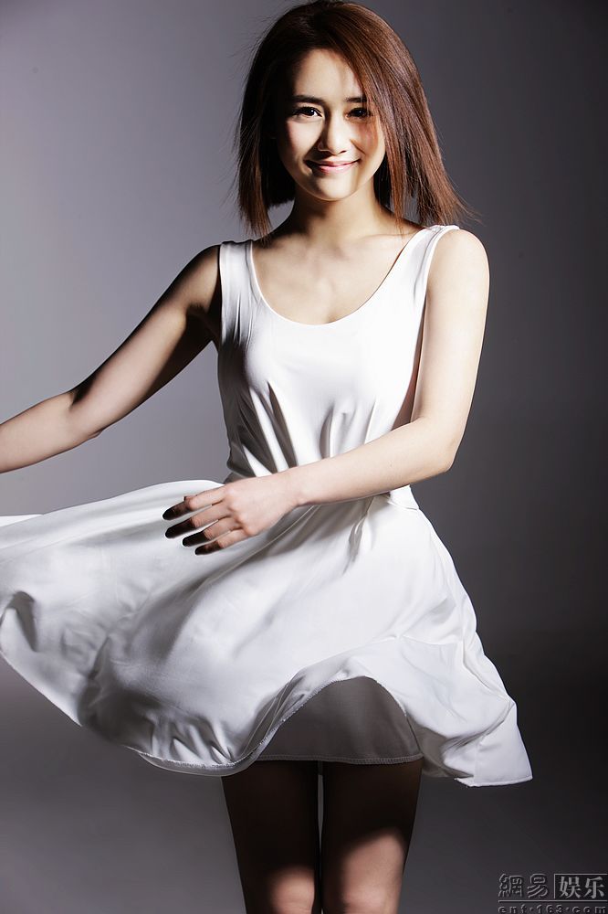 Chinese Beauty! Liu Yun white dress photo