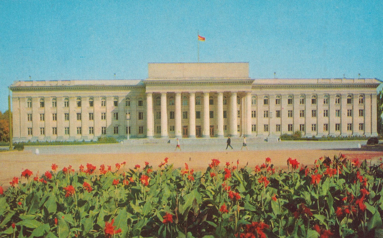 Как называется фрунзе. Бишкек фрунзе киргизия. Дом музей фрунзе бишкек. Фрунзе киргизия. Дом правительства город фрунзе.