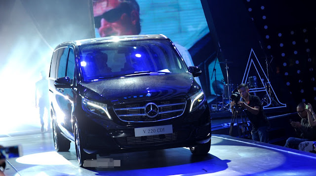 Mercedes-Benz V 220 CDI với giá bán 2,5 tỷ đồng.