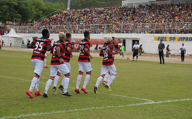 Vitória goleia o Jequié e assume a liderança do Baiano