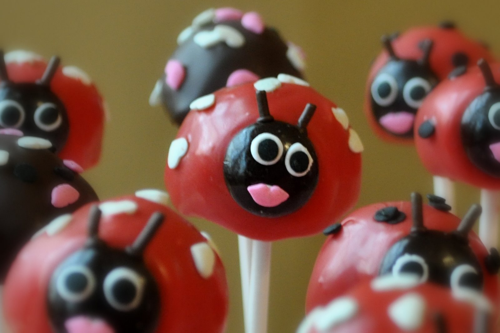 Just Icing on the Cake!: Valentine's Day Pops