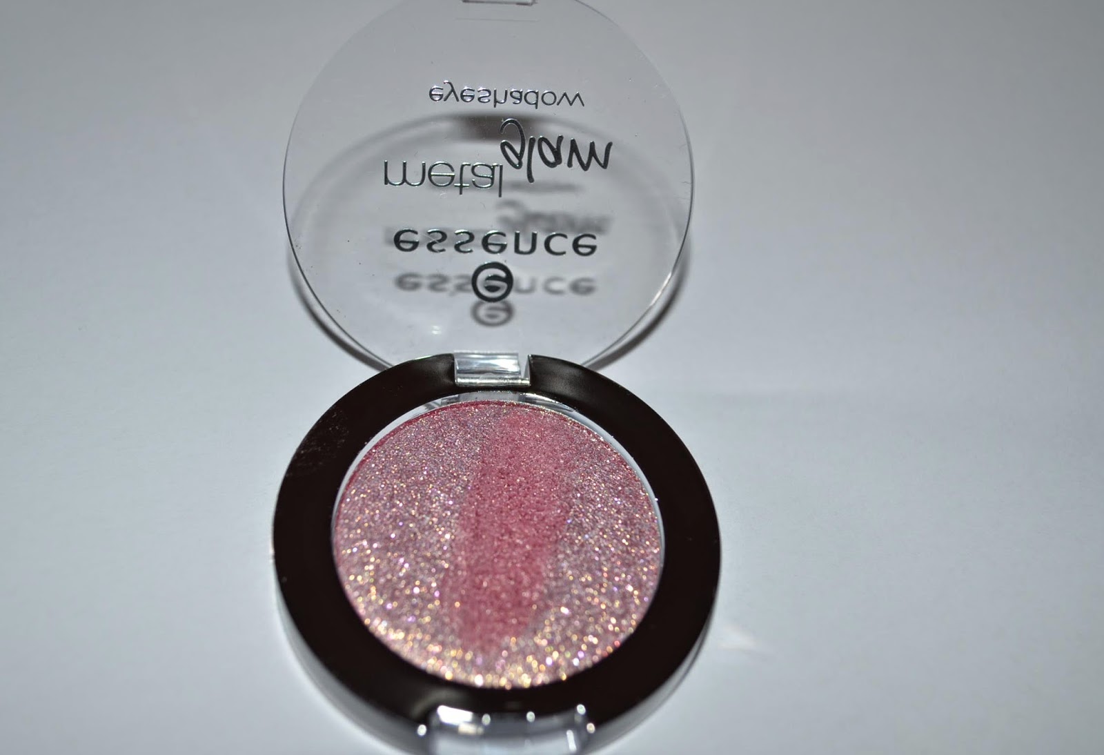 3sisters1passion essence metal glam eyeshadow "03 frosted apple"