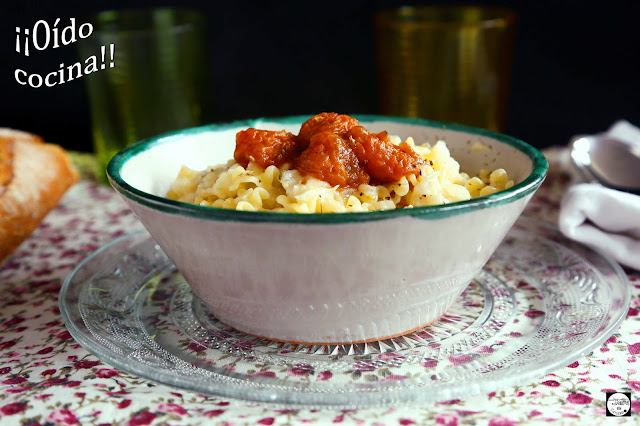 Pasta con bacalao, tomates al orégano y salsa de queso