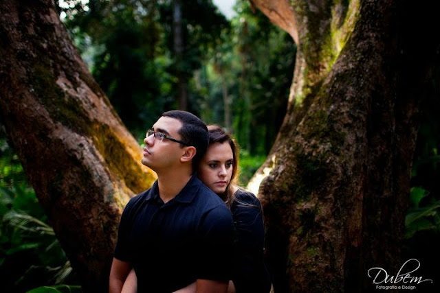 Ensaio de fotos de casal no bosque
