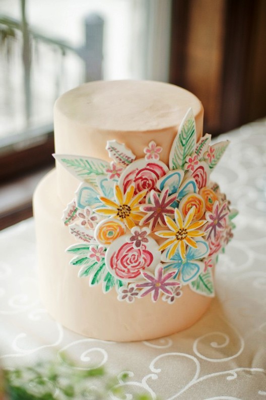 Decoración en tonos pastel de una boda bajo una gran carpa blanca chicanddeco