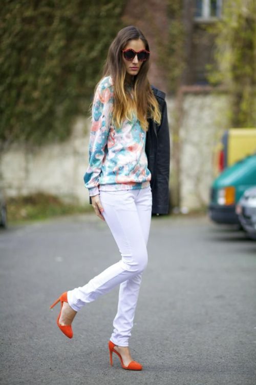 street style: spring look with flamingo print sweater and orange heels