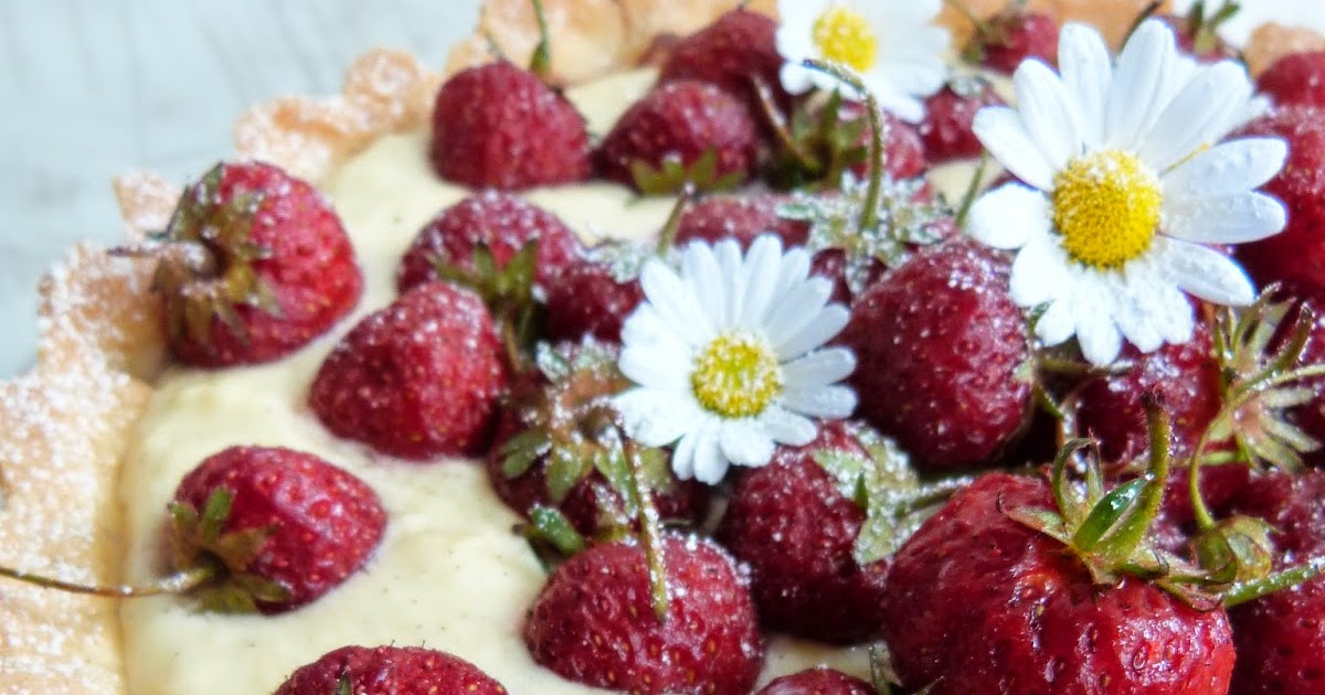 Knusprige Erdbeertarte mit Mandelboden und Schokoladenanstrich und ...