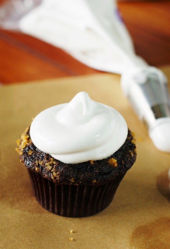 How to Make 7-Minute Marshmallow Frosting {Step-by-Step}   www.thekitchenismyplayground.com