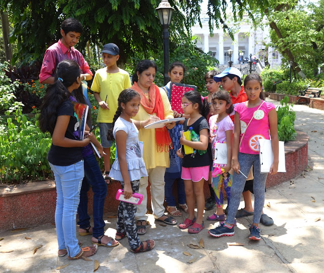 Artist Chitra Vaidya demonstrates rapid sketching to the participants of Outdoor Sketching Workshop organised by Art India Foundation