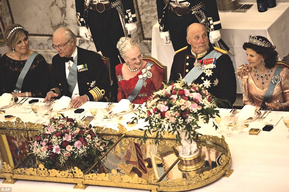 14the%2Bdinner-t-Margrethe_sits_between_King_Carl_XVI_Gustaf_of_Swed-a-98_1429185816973.jpg