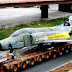 Πολεμικό αεροσκάφος στην... εθνική οδό -Εντυπωσιακές εικόνες 