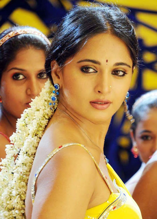 anushka in yellow saree glamour  images