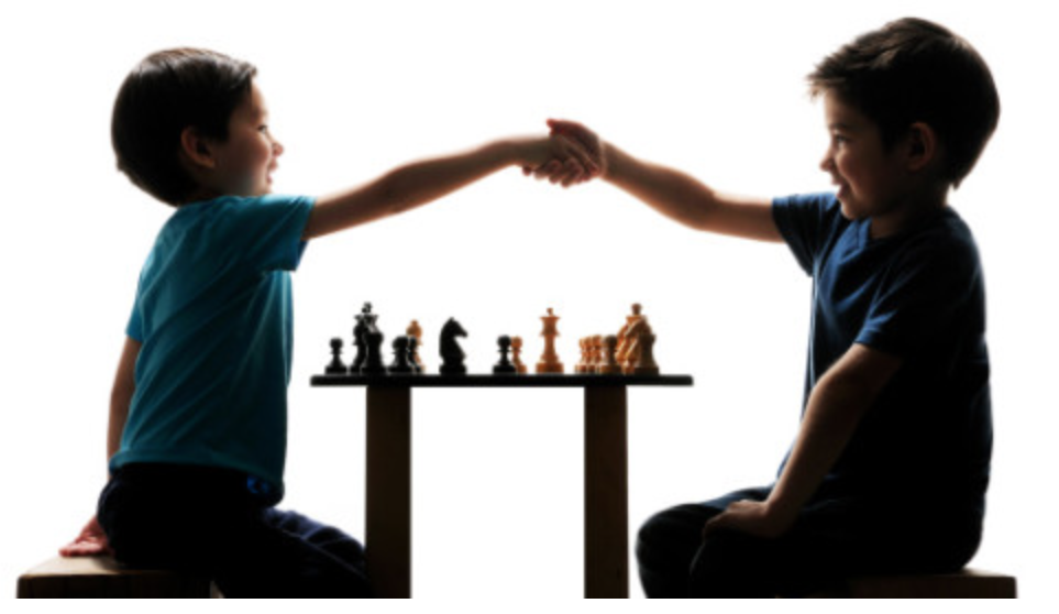 Captura aproximada da peça de xadrez do rei liderando a equipe da