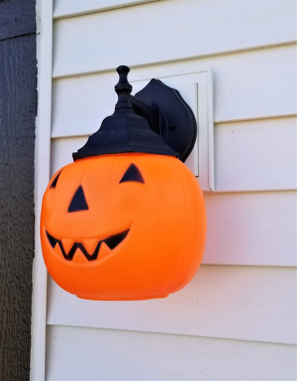 Once Daily DIY Halloween Pumpkin Bucket Light