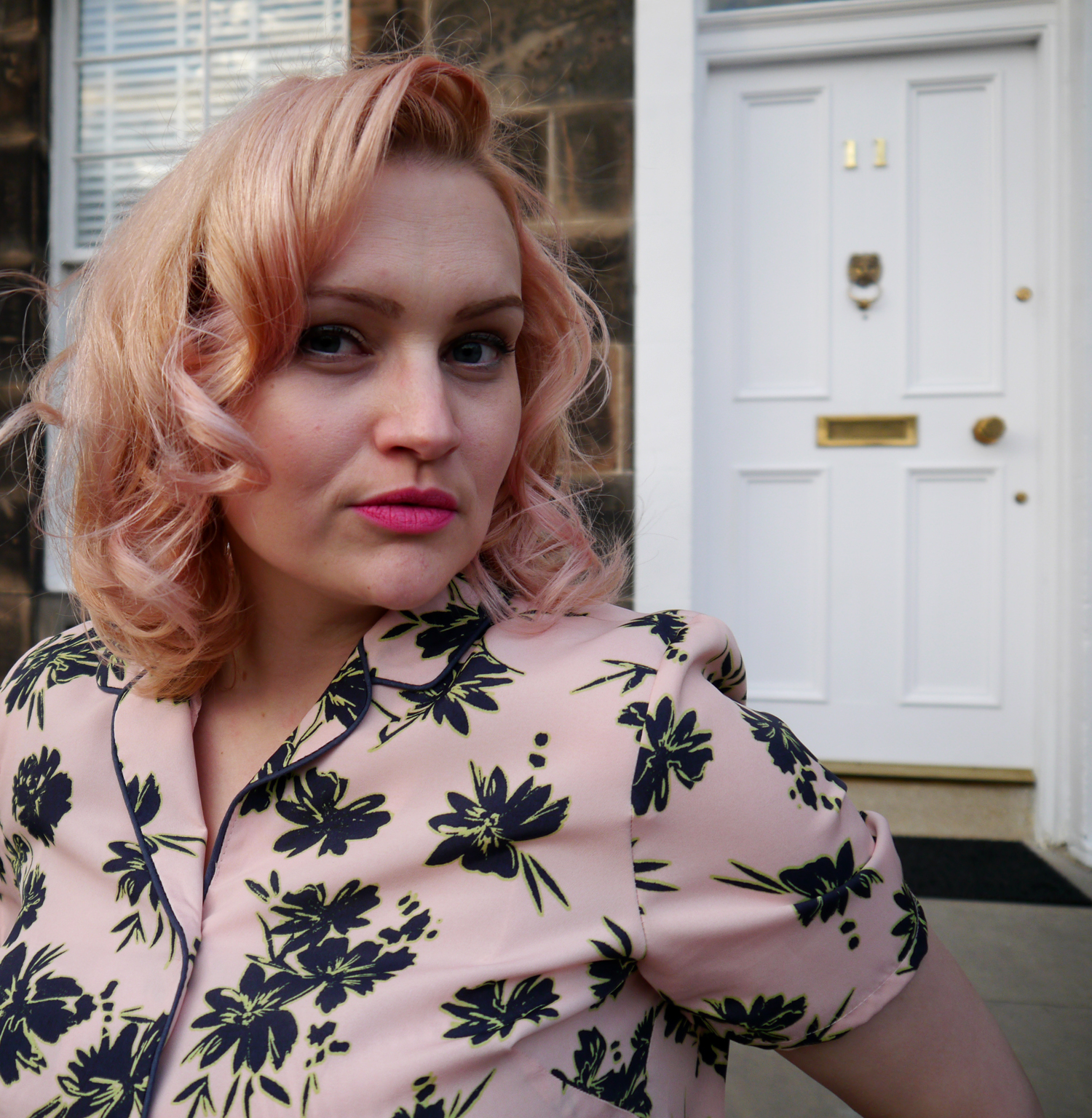 local recommendations for Edinburgh, Edinburgh Festival recommendations, best Fringe shows, free comedy shows at Edinburgh Fringe, pink pin up hair, Hawaiian shirt, Wardrobe Conversations blog, 50s hairstyle
