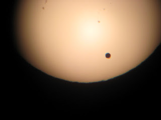 Η Αφροδίτη, μια μαύρη κουκίδα πάνω στον ηλιακό δίσκο.  Διάβαση 6/6/2012