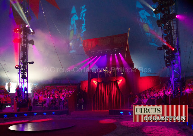 intérieur du chapiteau et rideaux d'entrée des artiste du  Cirque Knie 2013 à Delémont