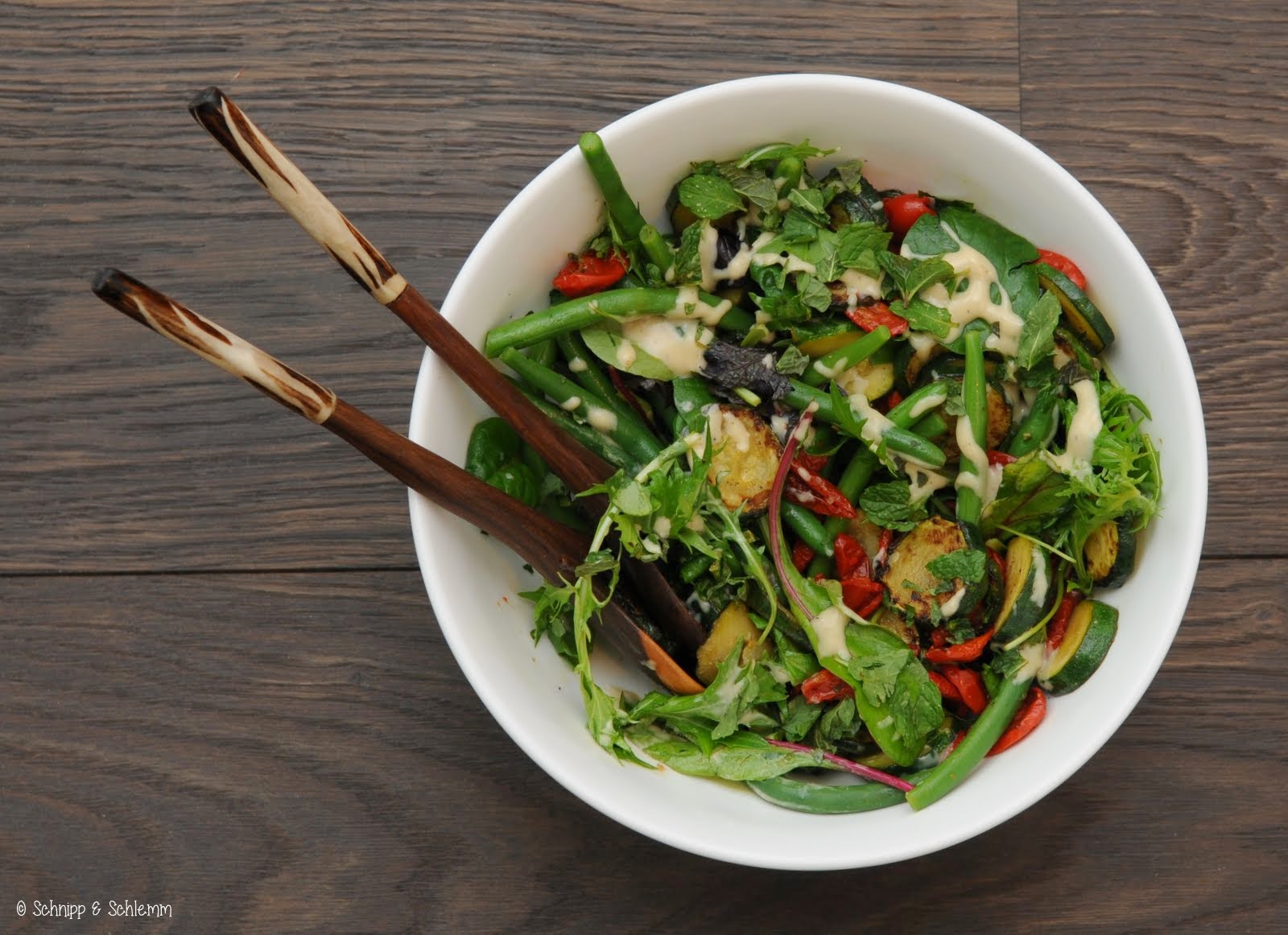 Schnipp &amp; Schlemm: Salat mit Zucchetti, grünen Bohnen und Tahini-Dressing