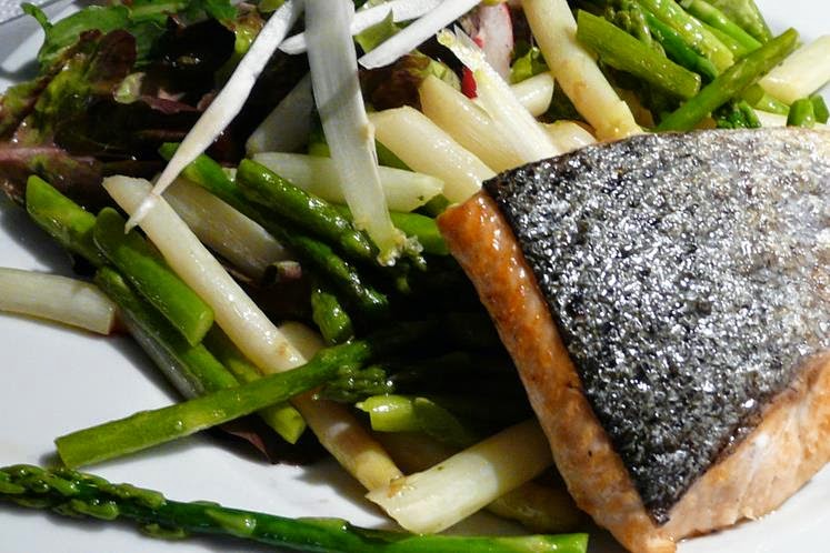 Kulinarische Welten zu Fisch- und Meeresfrucht: Lachs an lauwarmen ... Kulinarische Welten zu Fisch- und Meeresfrucht: Lachs an lauwarmen ...