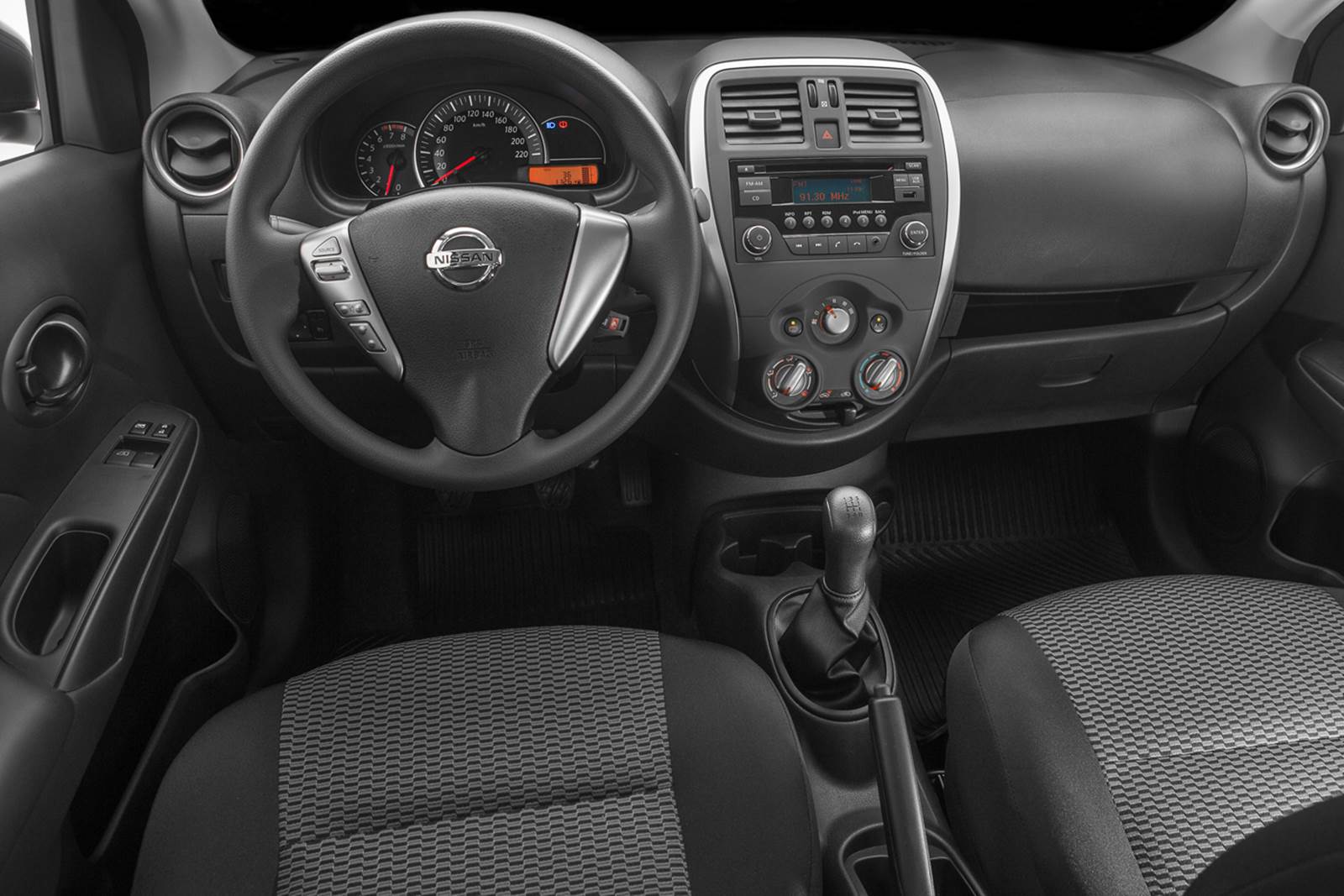 Novo Nissan Versa 2015 - interior versão S