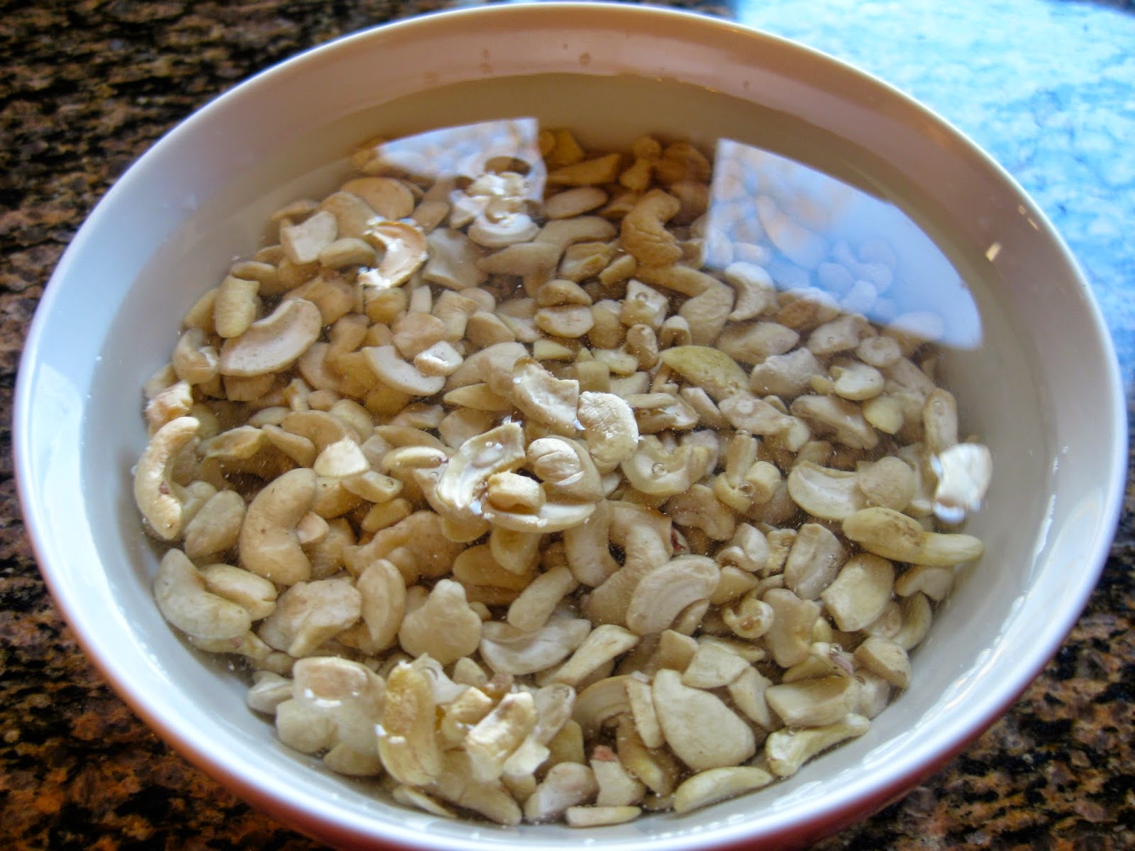 грецкий орех замоченный. грецкие замоченные в воде. орехи в воде. грецкий орех замоченный. орехи в воде.