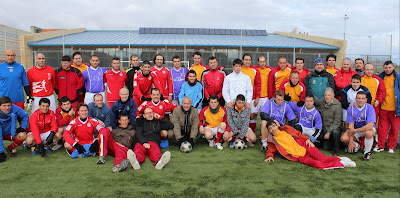 Foto de familia de los participantes en el V Partido de las Estrellas en Palencia. /FECLEDMI