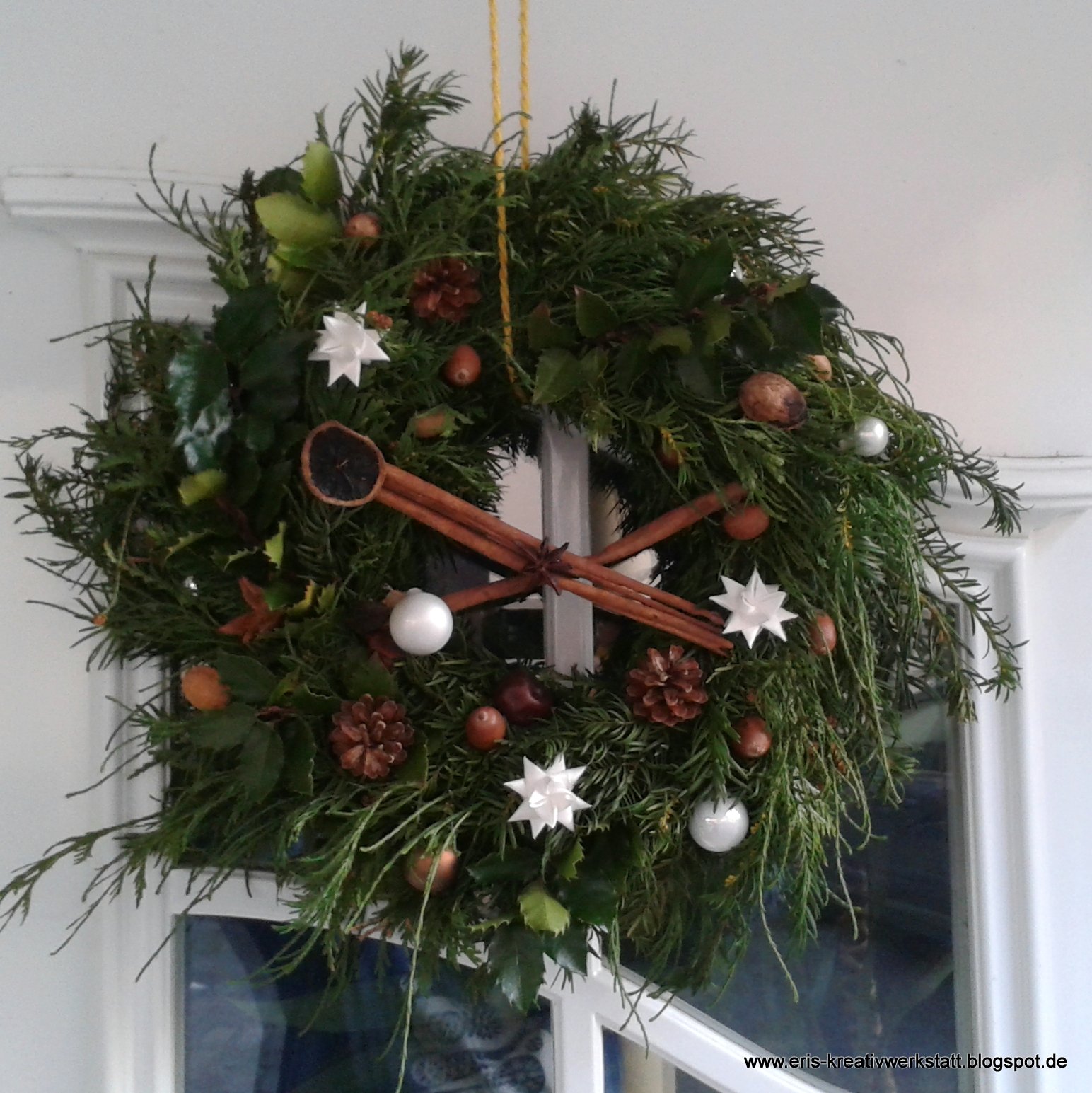 Eri's Kreativwerkstatt Weihnachtliche Türkränze mit viel Tannengrün